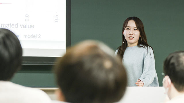 ゼミ同士が研究内容を発表し合い政治学の観点で社会問題を考える